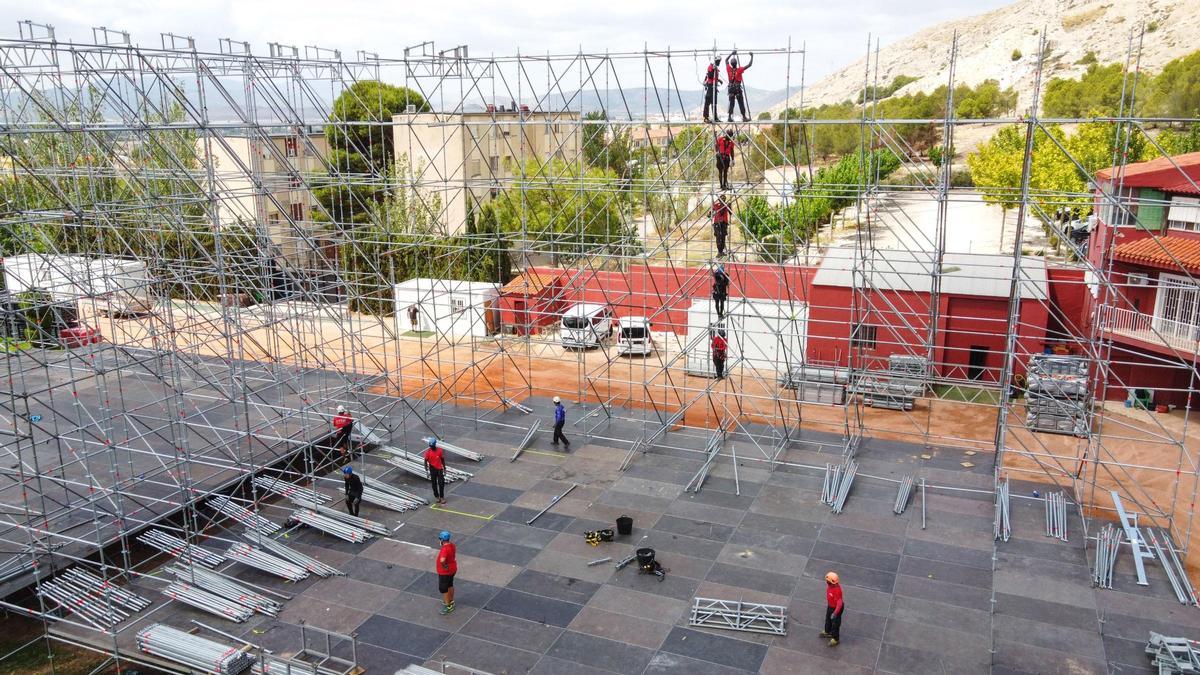 Momento del montaje de dos de los escenarios principales en el Polideportivo Municipal de Villena
