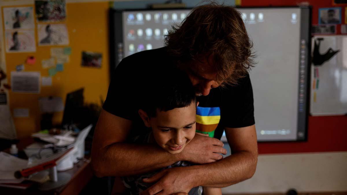 Alberto Toro, ayuda a Youssef el Hadri, de 9 años, a relajarse abrazándose y respirando con él, en el pequeño pueblo español de Pitarque en Teruel, una de las regiones menos pobladas de la Unión Europea. Solo cuatro niños mantuvieron la escuela abierta en el pueblo remoto, pero como dos de ellos se van al final del año escolar, la escuela tendrá que ser cerrada. Youssef está emocionado de poder pasar tiempo con más niños de su edad, pero dice que extrañará a su maestro, Alberto Toro. Toro ha pasado los últimos 14 años enseñando aprendizaje basado en el pensamiento e inteligencia emocional a los últimos niños criados en Pitarque. 