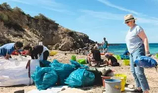 Beach Clean-Ups for the Planet arrasa con la basura de las playas de Ibiza