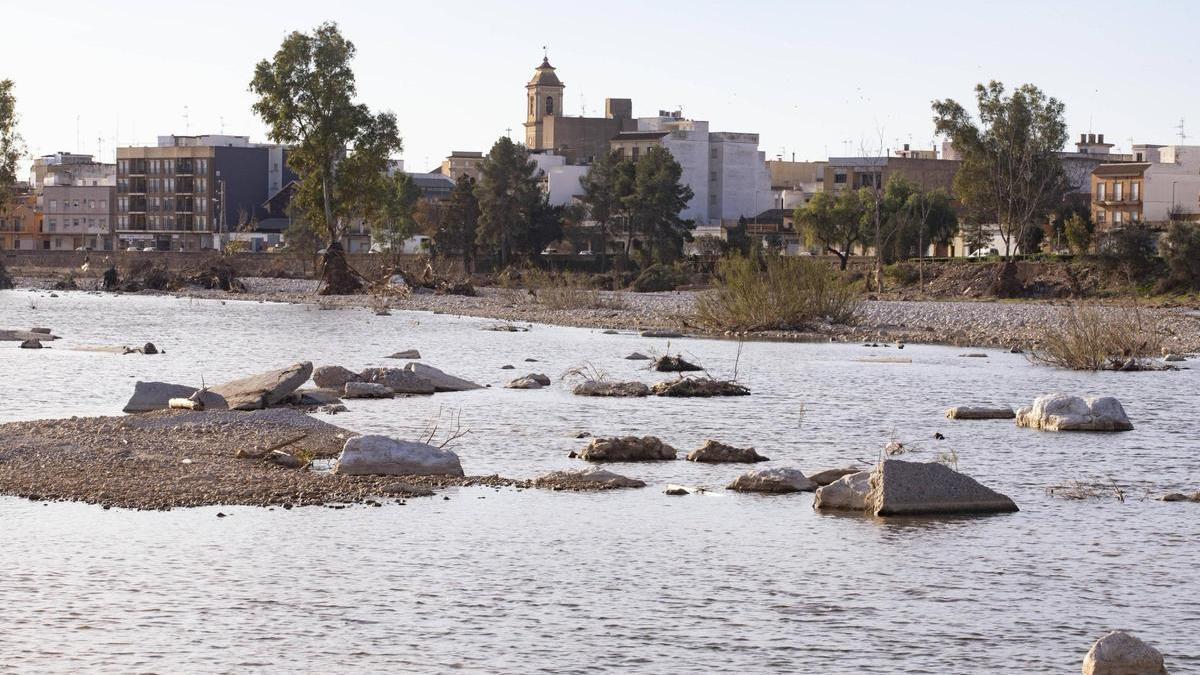 El vivero dañado por la dana abastece de plantas para la reforestación del Magro, en la imagen, a su paso por Carlet tras la dana.