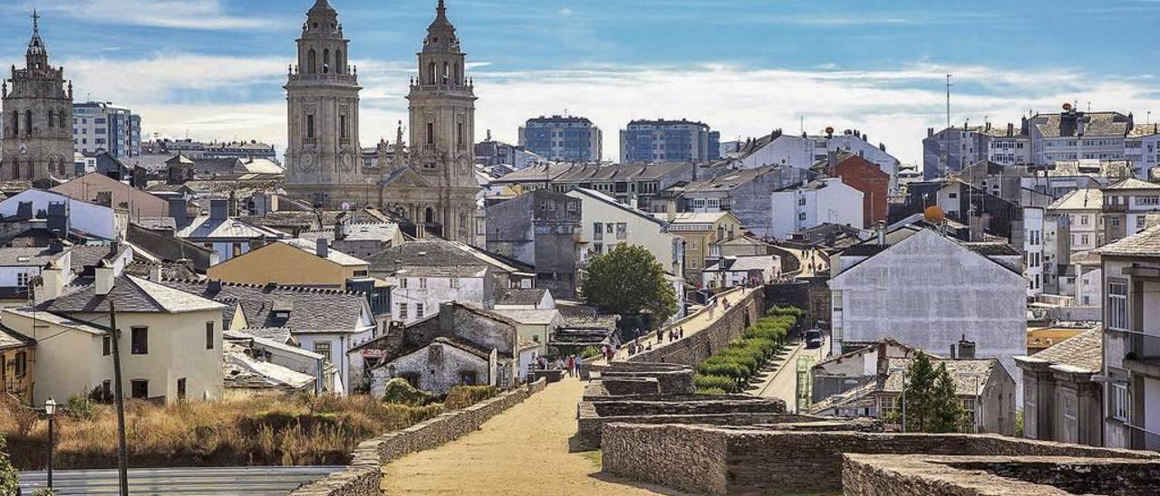 A catedral de Lugo, contemplada desde as murallas romanas.