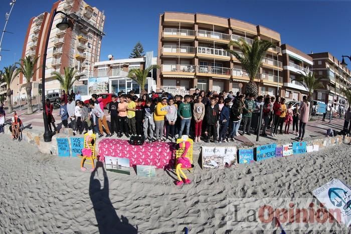 Un 'SOS' gigante para el Mar Menor formado por escolares en Villananitos