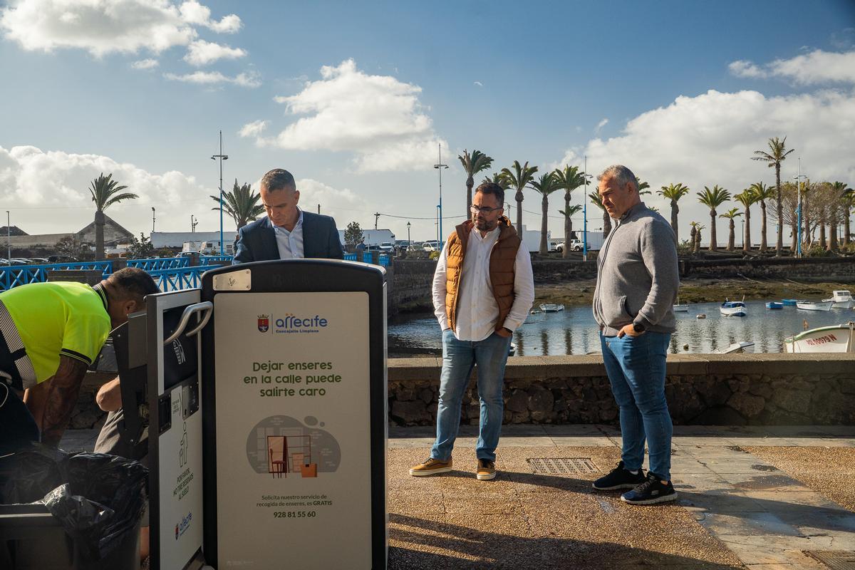Papelera compactadora ubicada en el Charco de San Ginés