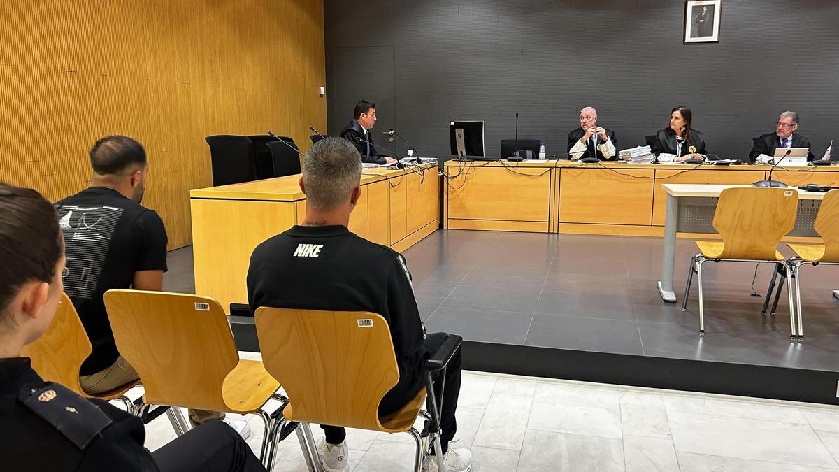 Dos de los acusados, de espaldas, en el juicio celebrado este martes en la Audiencia Provincial de Las Palmas.