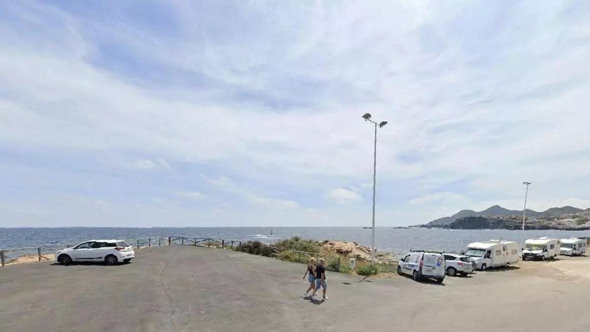 Zona frente a la lonja de Cabo de Palos utilizada como espacio de aparcamiento
