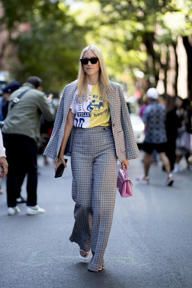 Traje de chaqueta y pantalón con camiseta gráfica, visto en el 'street style' de Nueva York