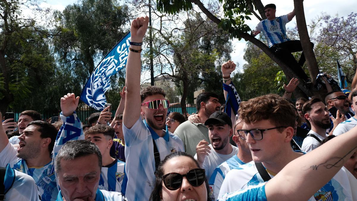 Recibimiento de la afición al Málaga CF antes del derbi regional contra el Granada en La Rosaleda