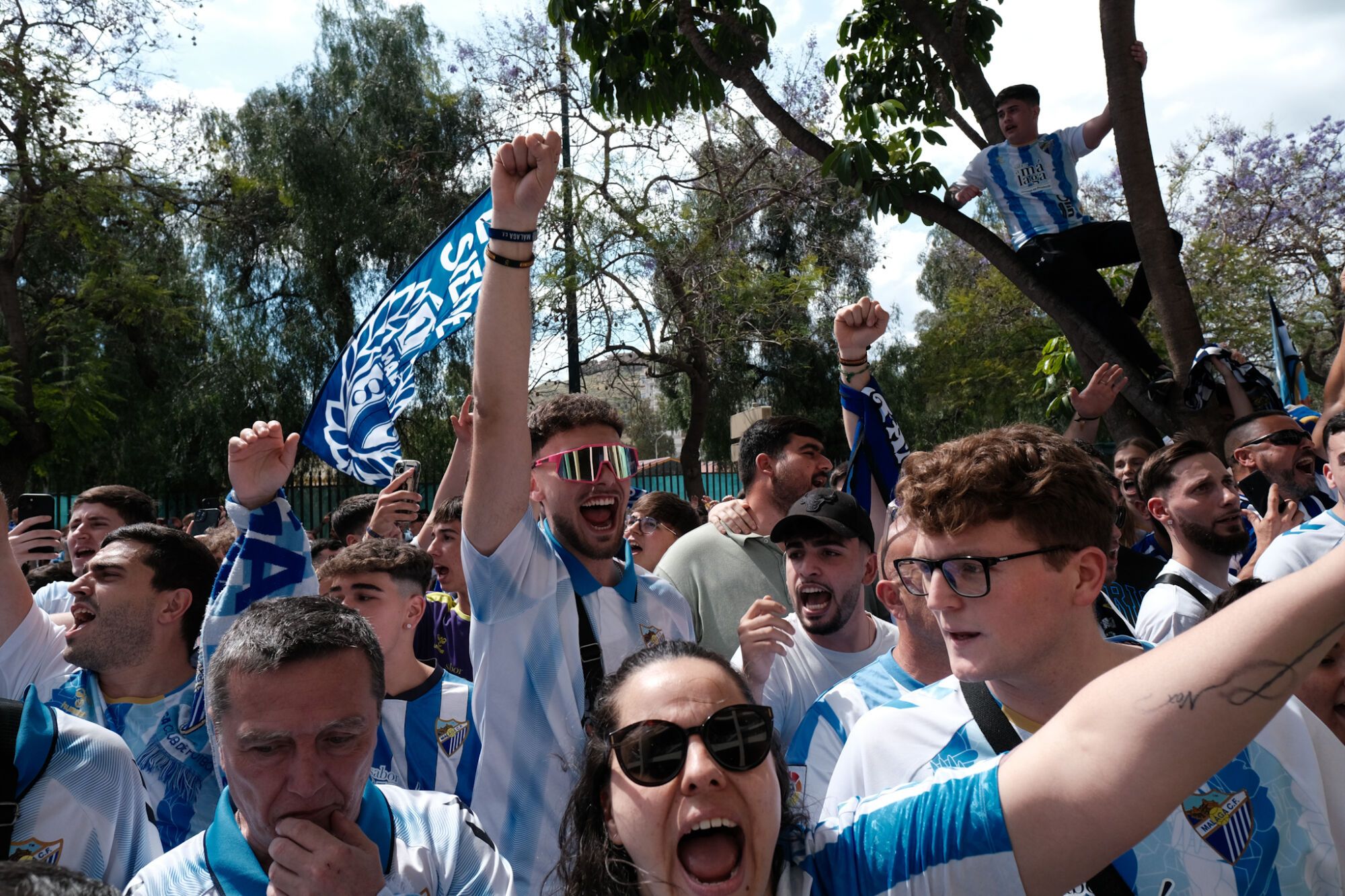 Recibimiento de la afición al Málaga CF antes del derbi regional contra el Granada en La Rosaleda