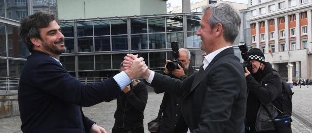 Rueda, a la derecha, se saluda con Diego Calvo antes de la reunión del PP de A Coruña, ayer. |   //C. PARDELLAS