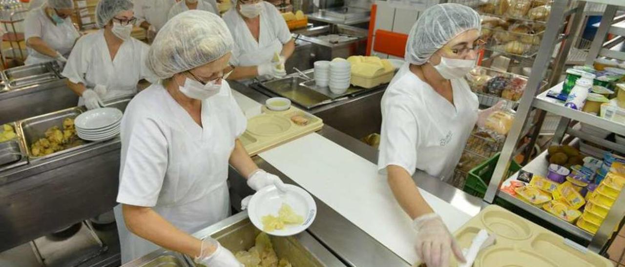 Un grupo de trabajadoras en la cocina de un hospital. // Gustavo Santos