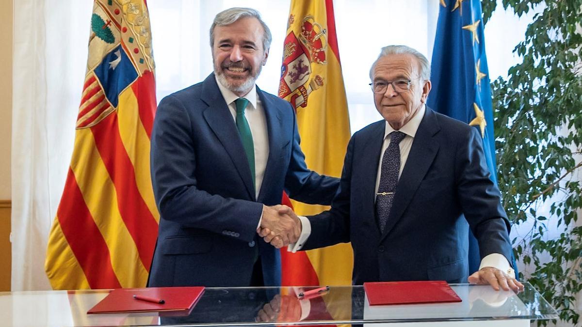 Jorge Azcón e Isidro Fainé, durante la firma del acuerdo.