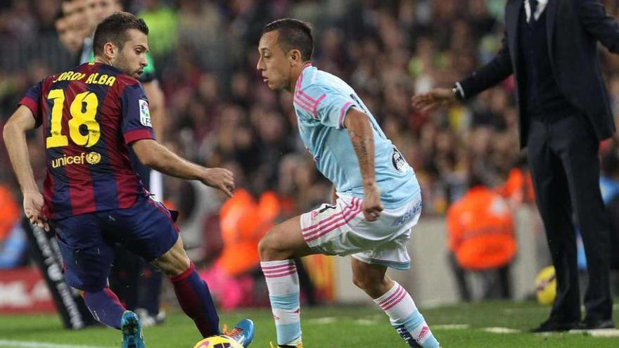 Orellana regatea a Jordi Alba en el Camp Nou. // Efe