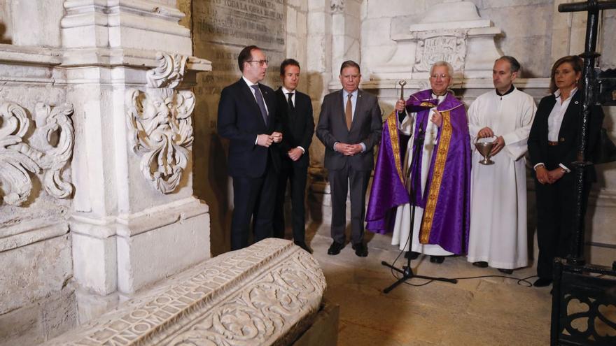 Bendición del Panteón de Reyes, al final de la misa responso. Por la izquierda: Mario Arias, Nacho Cuesta, Alfredo Canteli, Benito Gallego, el sacristán Francisco González y Conchita Méndez. | Luisma Murias