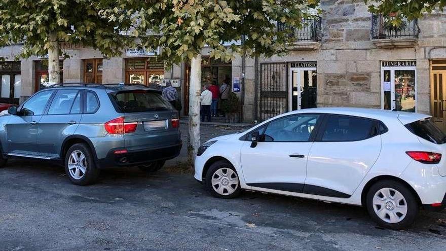 Coches aparcados a la puerta de la Funeria de El Puente.