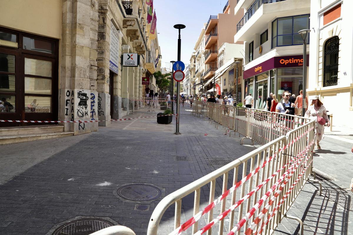HERAKLION (Greece), 22/05/2025.- Tourists walk past a cordoned area with old buildings after an earthquake was recorded in the center of Heraklion, Crete Island, Greece, 22 May 2025. A 6.1-magnitude earthquake occurred 79 kilometers east-northeast of Heraklion city in Crete, as reported by the Geodynamic Institute of the National Observatory of Athens. According to a municipal announcement, the damage reported thus far has primarily affected buildings that were already dilapidated. (Terremoto/sismo, Grecia, Atenas) EFE/EPA/NIKOS CHALKIADAKIS