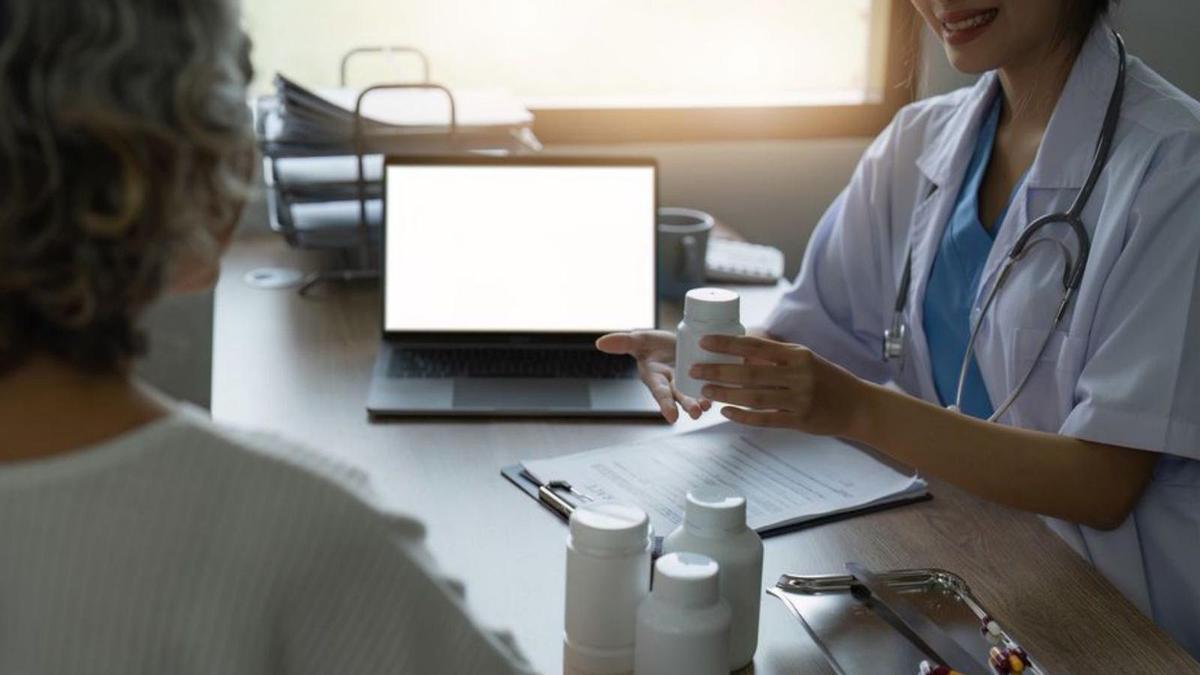 Una médica atiende a una mujer en una consulta.   | // FDV