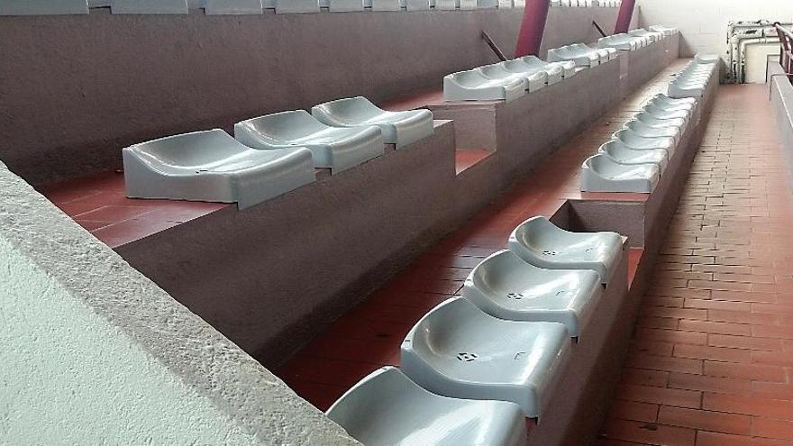 Els seients de la graderia que se substituiran per altres de nous.