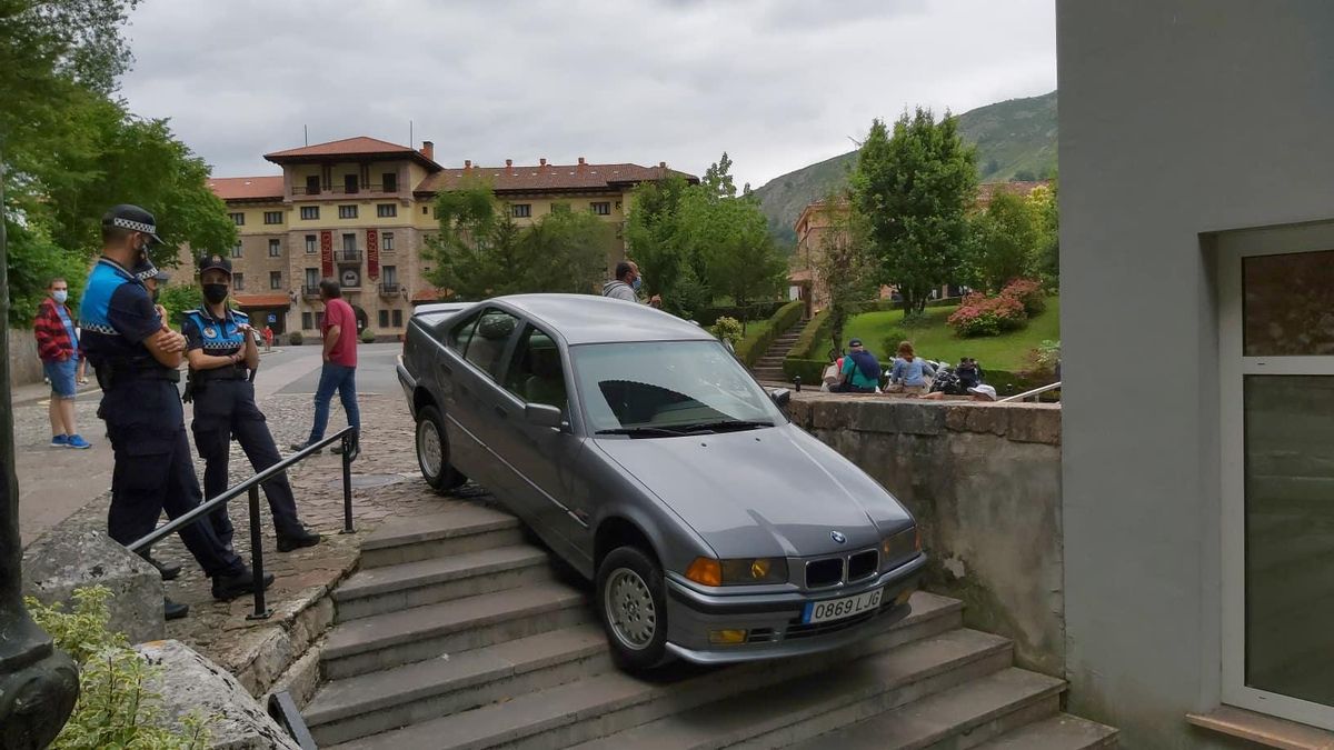 El vehículo, atascado en la escalinata.