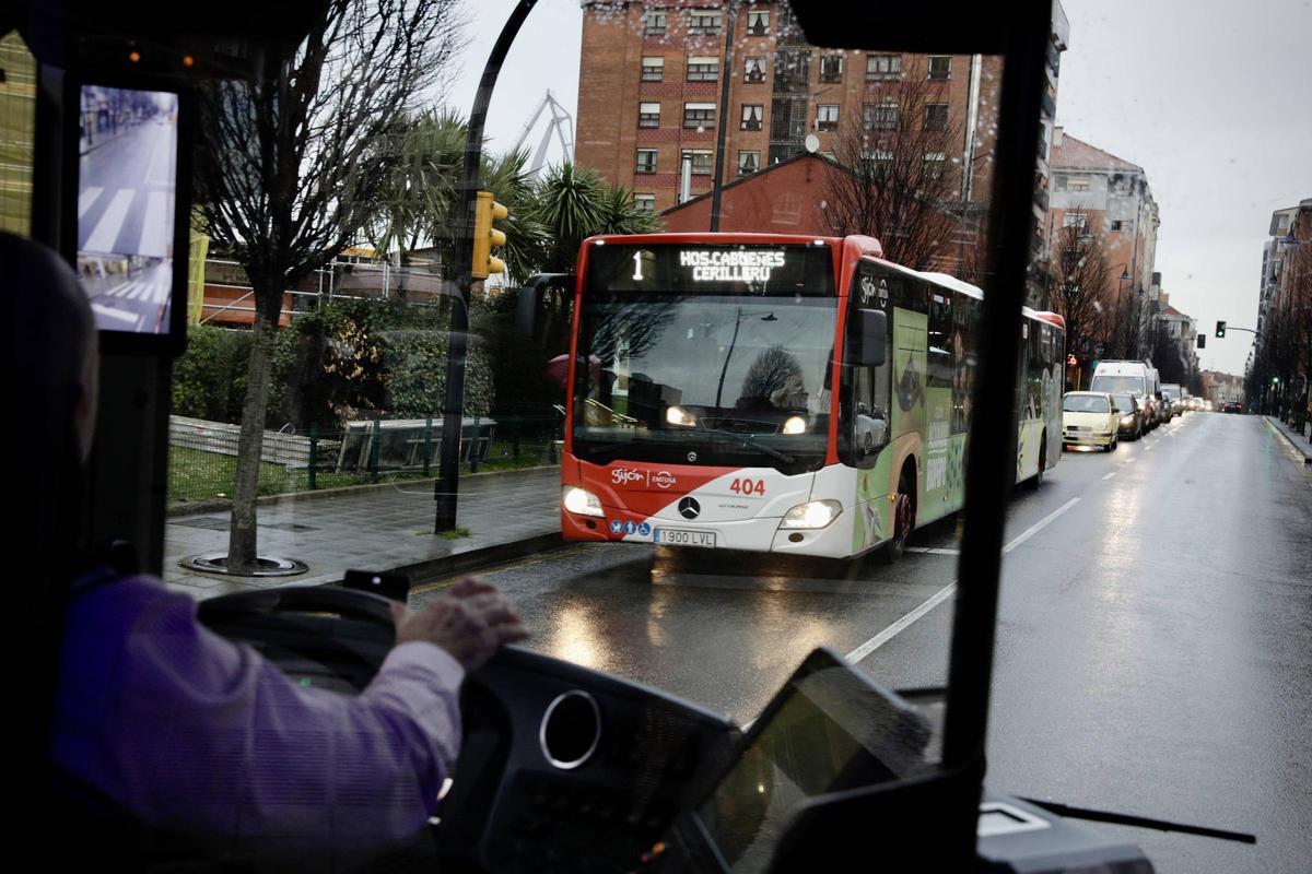 Un autobús circulando por el barrio de El Natahoyo.