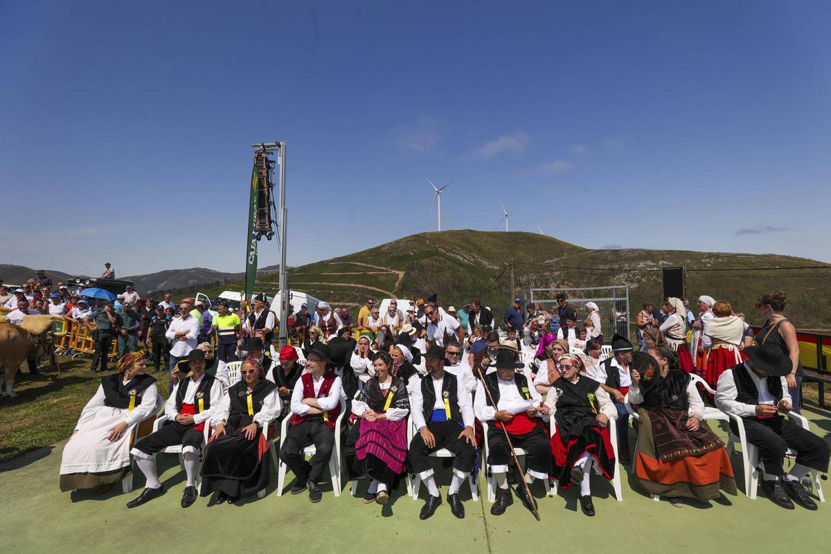 En imágenes: Así es la boda vaqueira que cada último domingo de julio llena la braña de Aristébano