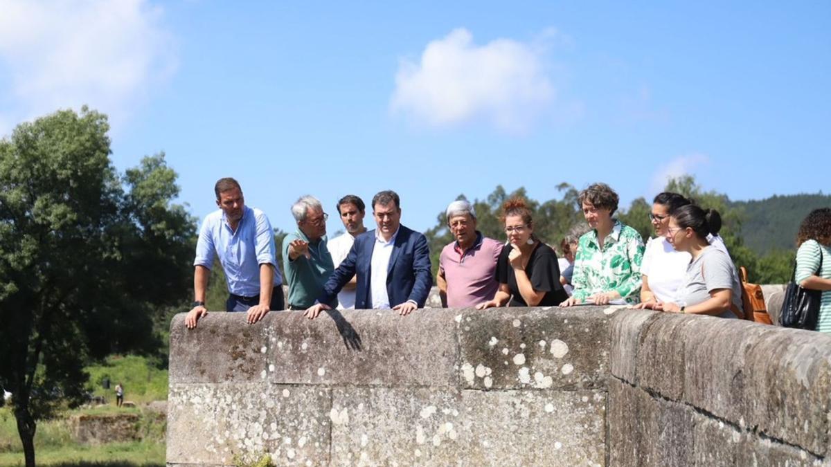 El conselleiro de Cultura, Román Rodríguez, junto al alcalde estradense, José López, ayer en el paso.