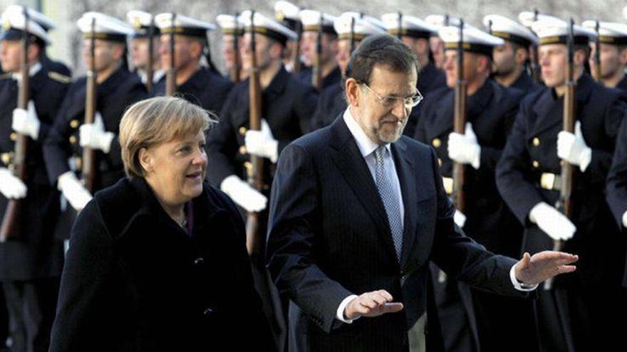 Merkel recibe a Rajoy con honores militares