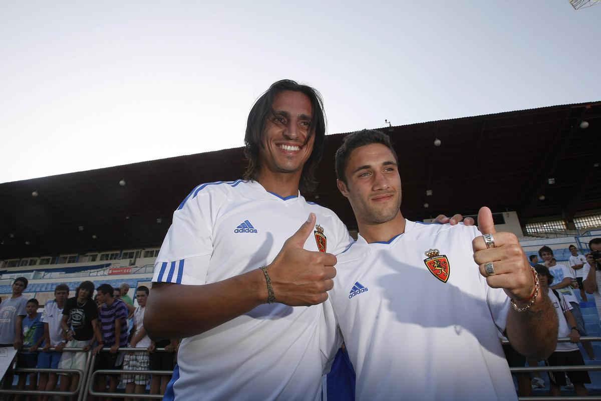 17/08/2011ZARAGOZAPRESENTACION OFICIAL DE FERNANDO MEIRA (IZDA) Y FRANCO ZUCULINI COMO NUEVOS JUGADORES DEL REAL ZARAGOZA. EN LA IMAGEN, POSANDO ANTE LOS MEDIOS DE COMUNICACION SOBRE EL CESPED DE LA ROMAREDA.EQUIPOS FUTBOL. REAL ZARAGOZA.JAIME GALINDOCAMARA DIGITAL. EQUIPOS FUTBOL. REAL ZARAGOZA