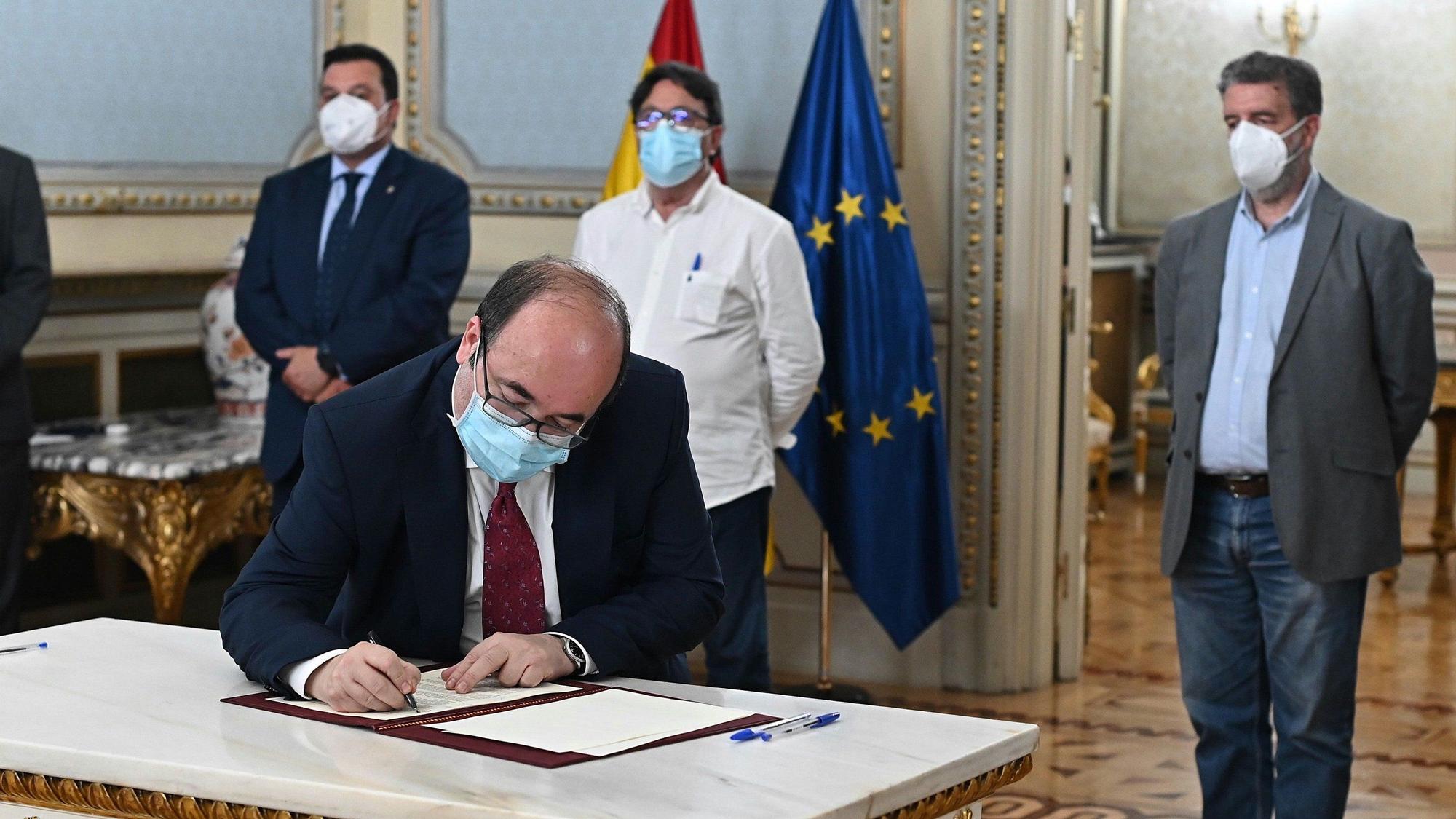 El ministro de Política Territorial y Función Pública, Miquel Iceta, asiste a la firma del Plan de choque para reducir la temporalidad en las administraciones públicas entre comunidades autónomas y sindicatos, este lunes en Madrid.