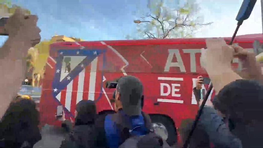 Así ha sido el recibimiento al Atlético de Madrid de camino al Camp Nou