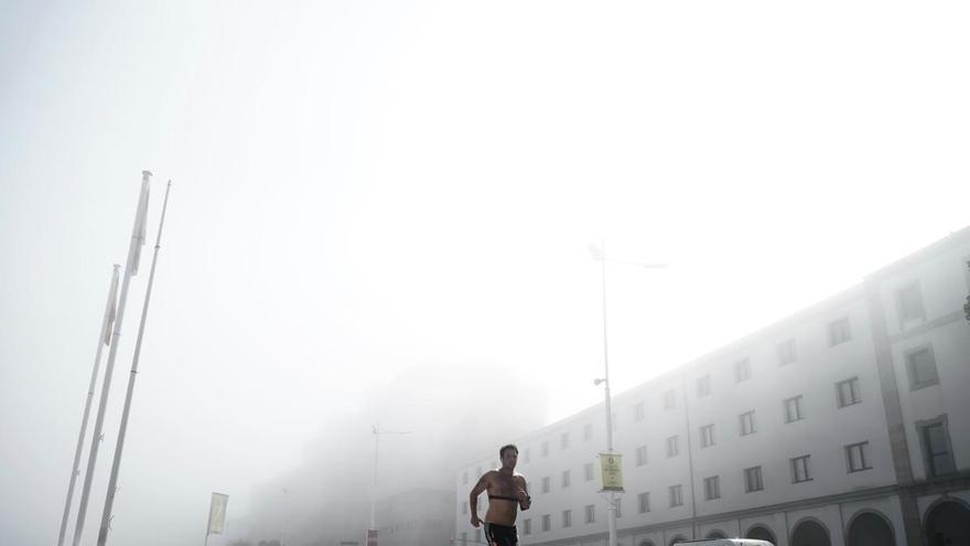 A Coruña recibe con niebla la semana del eclipse