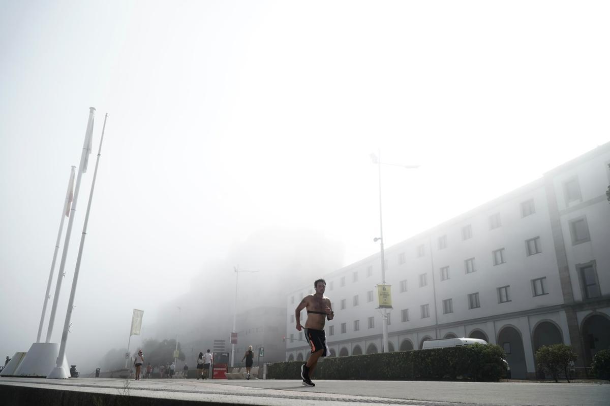A Coruña recibe con niebla la semana del eclipse