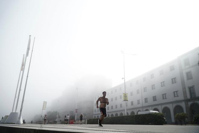 A Coruña recibe con niebla la semana del eclipse
