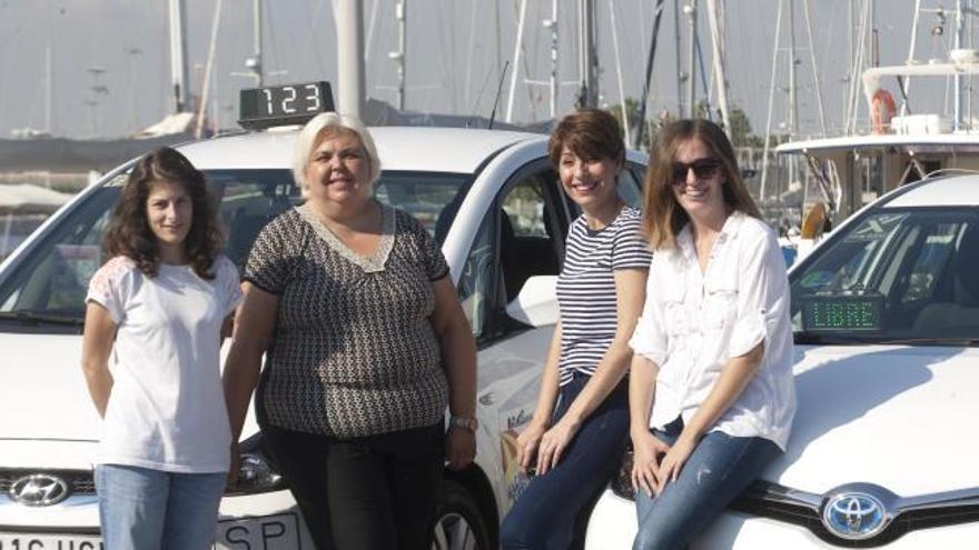 Así es el día a día de cuatro mujeres taxistas en Valencia