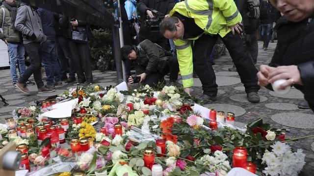OFRENDAS A LAS VÍCTIMAS DEL ATENTADO REGISTRADO EN BERLÍN