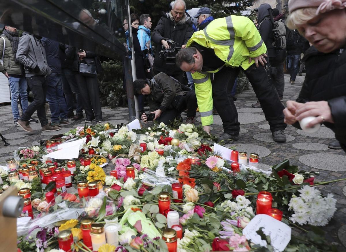 DER02 BERLÍN (ALEMANIA) 20/12/2016.- Velas y flores son depositadas en el lugar del ataque perpetrado ayer en un mercadillo navideño en el centro de Berlín, donde murieron doce personas, en Alemania, hoy, 20 de diciembre de 2016. Al menos doce personas murieron este lunes y unas cincuenta resultaron heridas al ser arrolladas por un camión que irrumpió en un mercadillo navideño del centro de Berlín, objetivo presuntamente de un atentado. EFE/Michael Kappeler