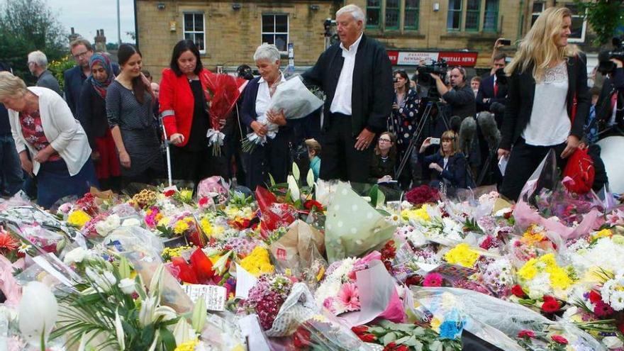 Los padres de Jo Kox, en el centro, y su hermana Kim, a la derecha, durante un homenaje a la diputada, ayer, en Birstall, la localidad donde fue asesinada.