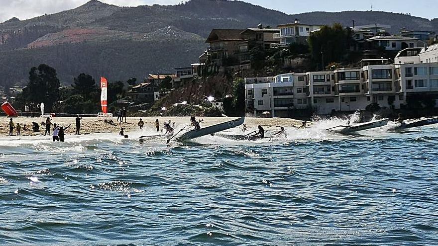 Embarcaciones de remo de mar en la playa de Samil.