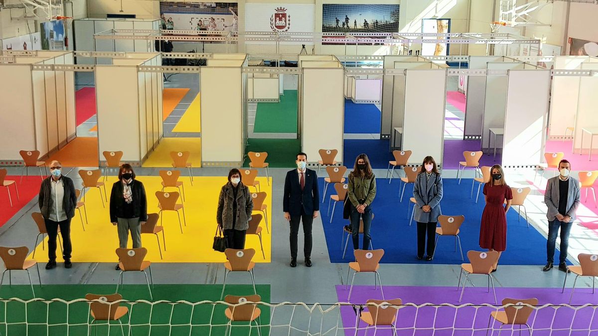 The mayor of Elda and those responsible for the health area and IFA in the pavilion where the vaccination will be carried out. The mayor of Elda and those responsible for the health area and IFA in the pavilion where the vaccination will be carried out.