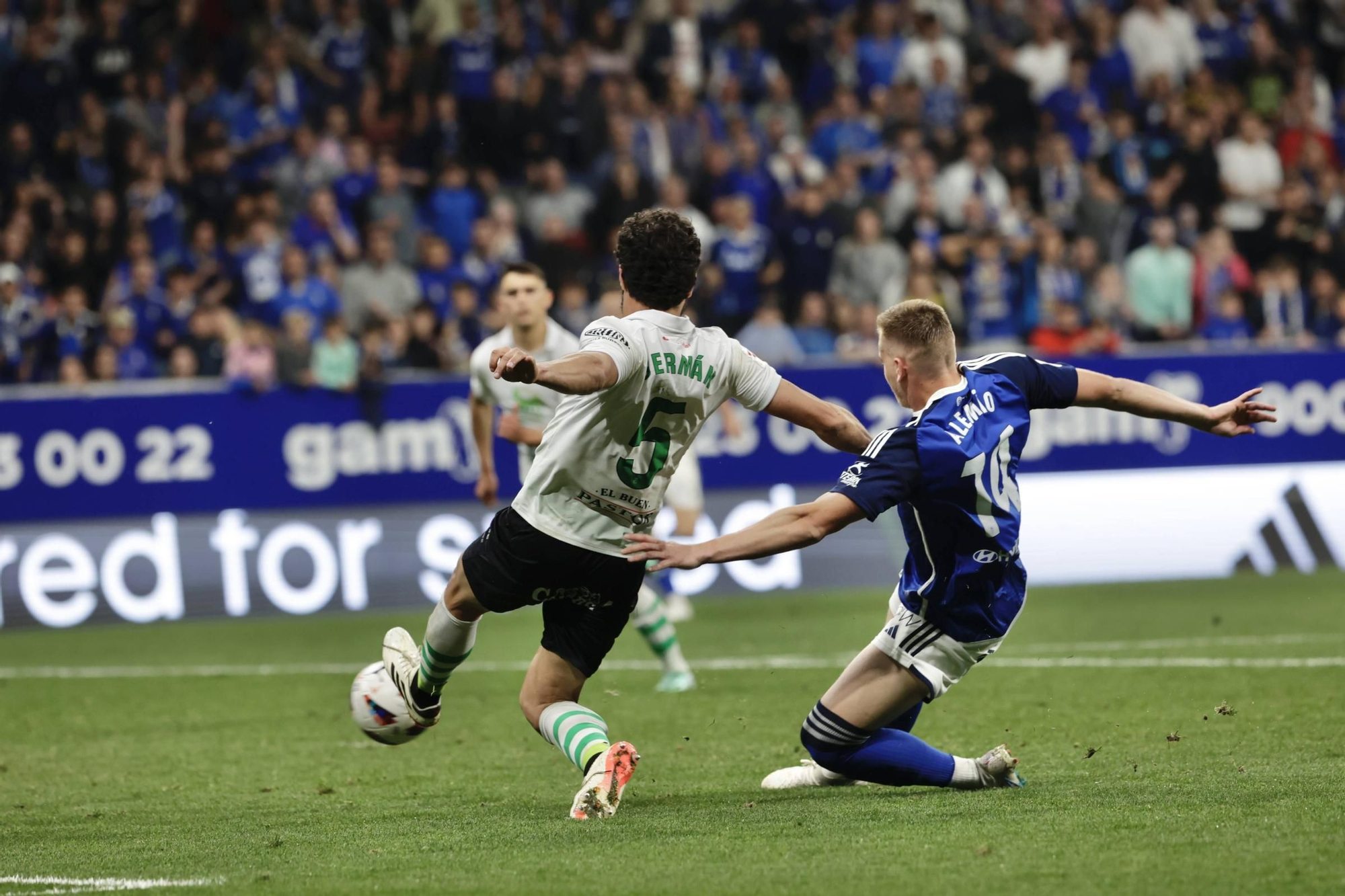 EN IMÁGENES: Partido y ambientazo del Real Oviedo-Racing de Santander disputado en el Tartiere