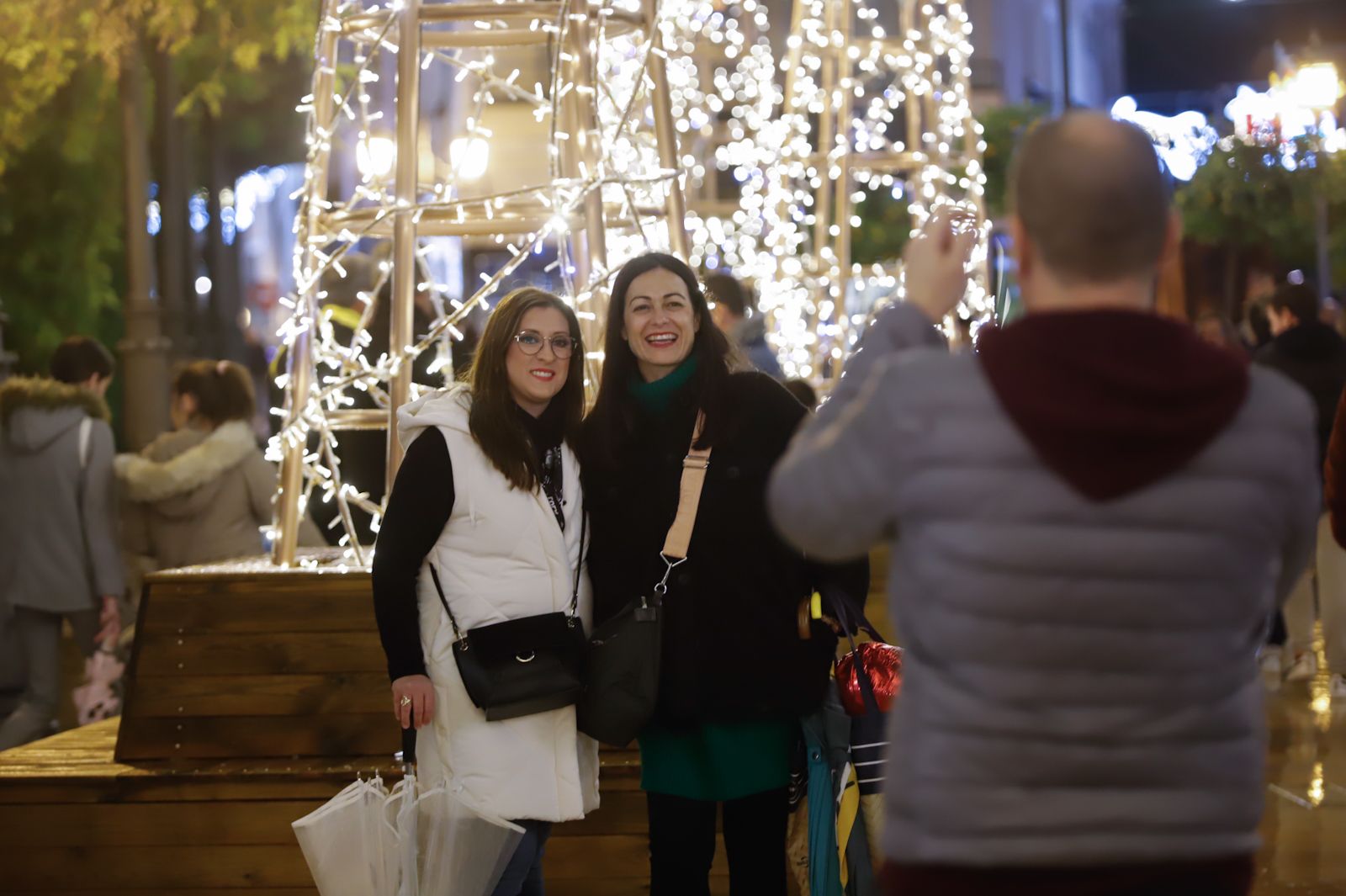 Puente Genil ilumina la Navidad con el estreno mundial de Ecogreenlux