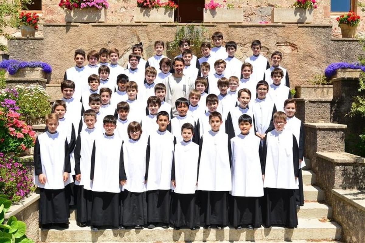 Bojan al mig dels nens de l'Escolania, quan va compartir una jornada amb ells el 2016