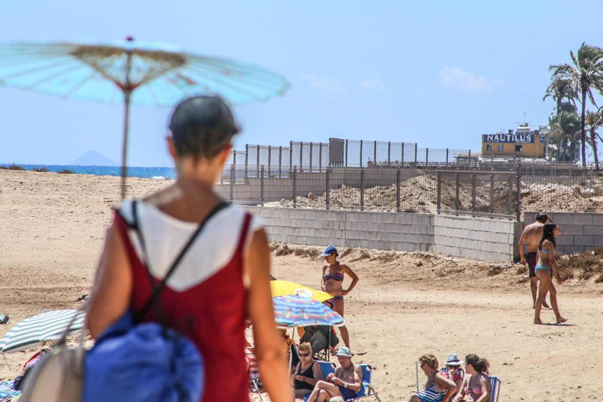 Asaja se une y protesta contra el muro de Ferrís