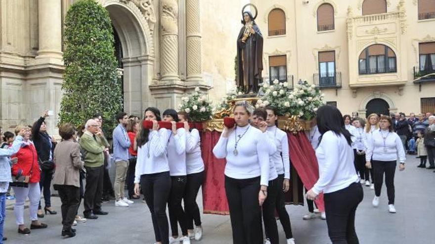 La peregrinación reunió a decenas de ilicitanos tras la misa en la Basílica de Santa María.