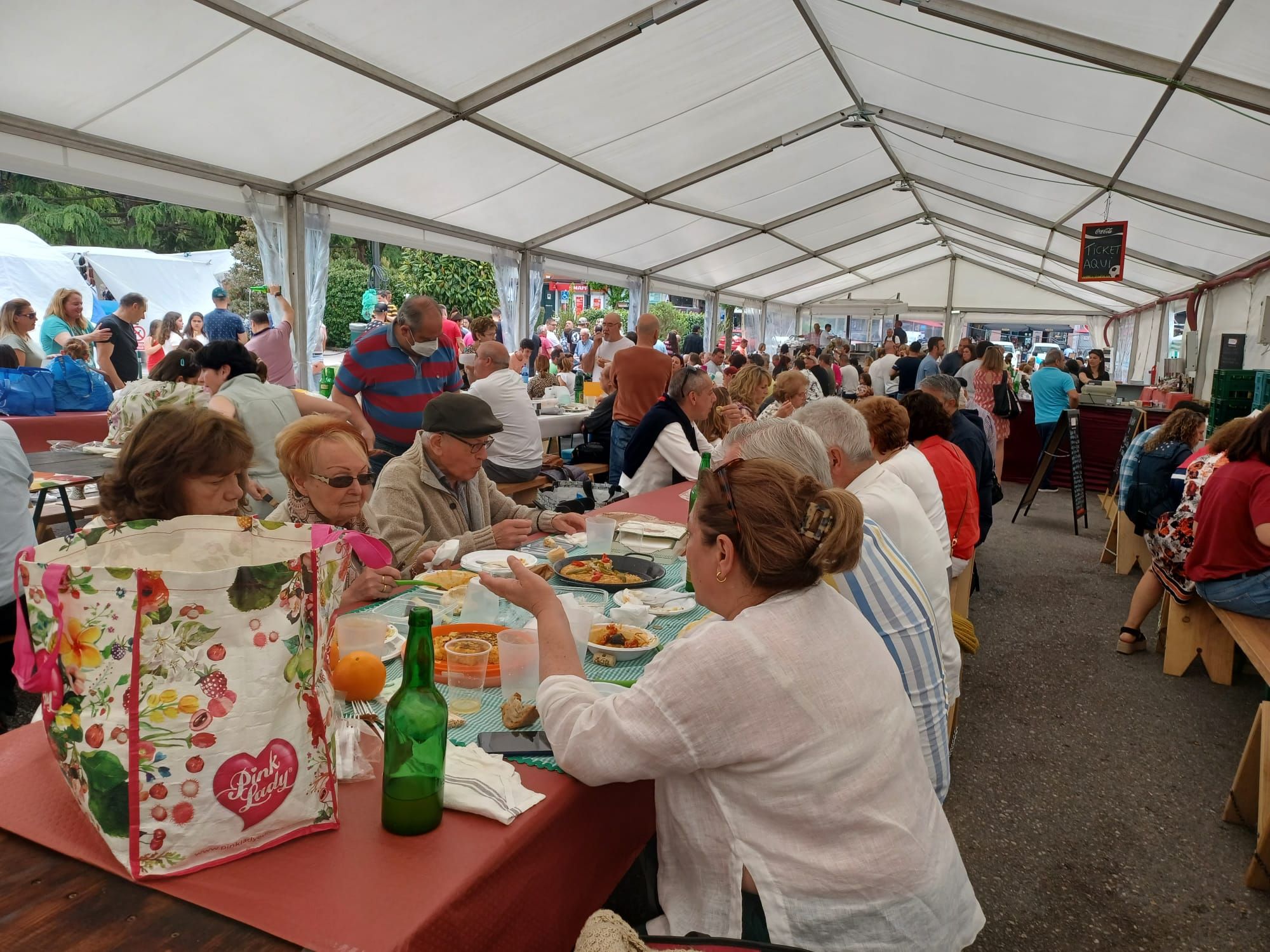 Llenazo en la comida en la calle de Posada de Llanera: "Ya era hora de poder disfrutar así"