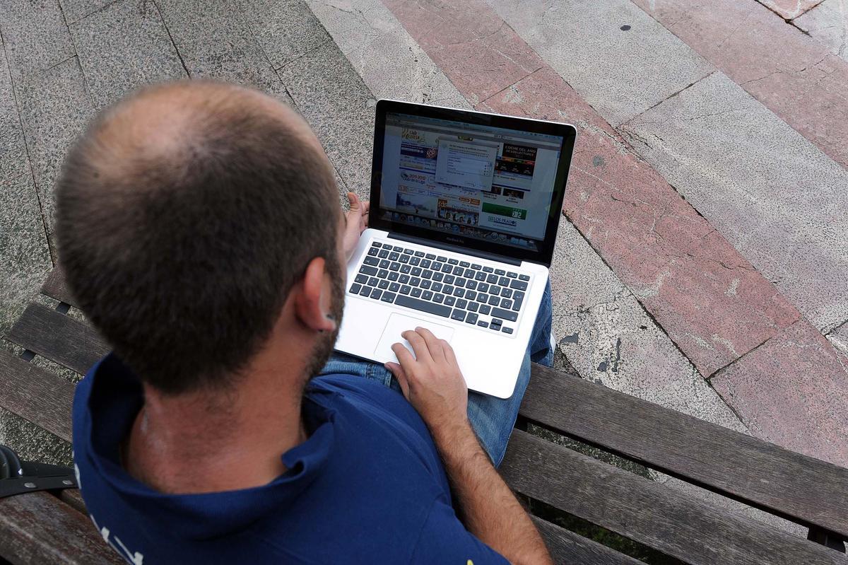 Un usuario de internet, con un portatil en Mieres.