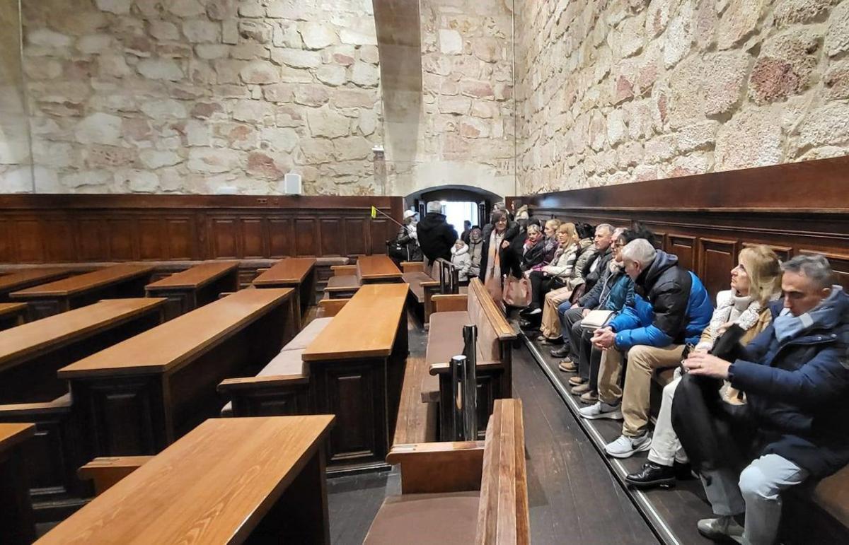 Miembros del club de lectura en una estancia de la Universidad de Salamanca. | CEDIDA