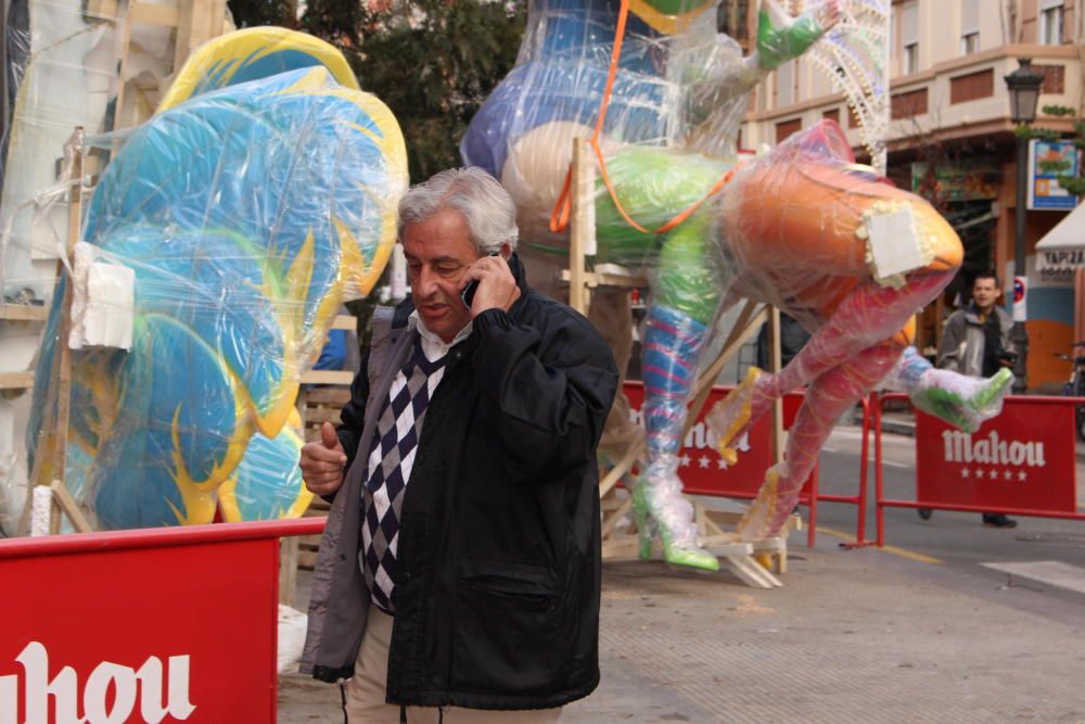 Y el presidente, Pepe "el cubano", despachando al teléfono.