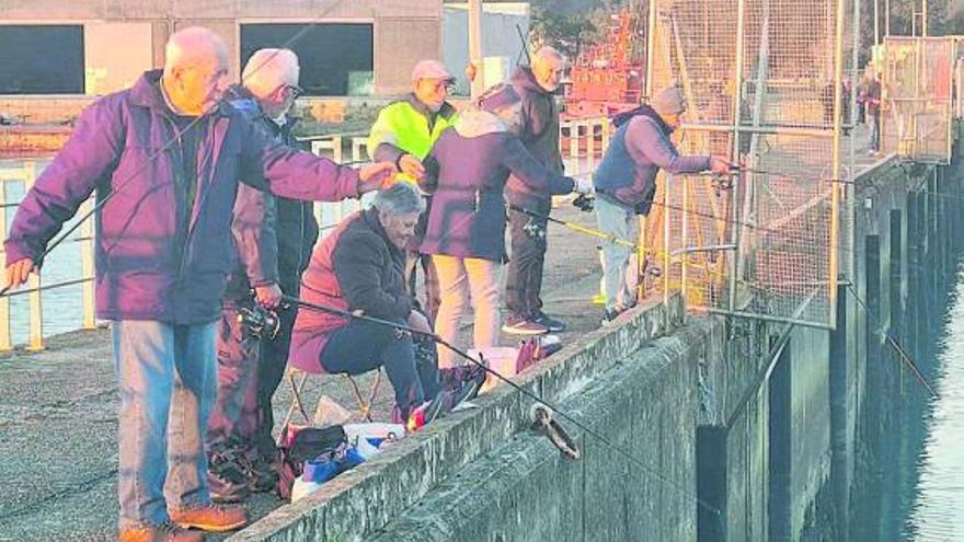 La crisis aumenta el número de pescadores aficionados: “Si pesco, ahorro en la compra”