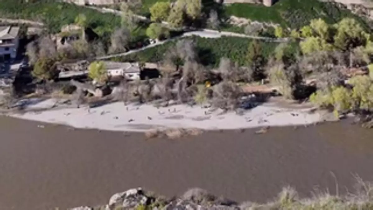 La playa a una hora de Madrid que el Tajo ha sacado a flote