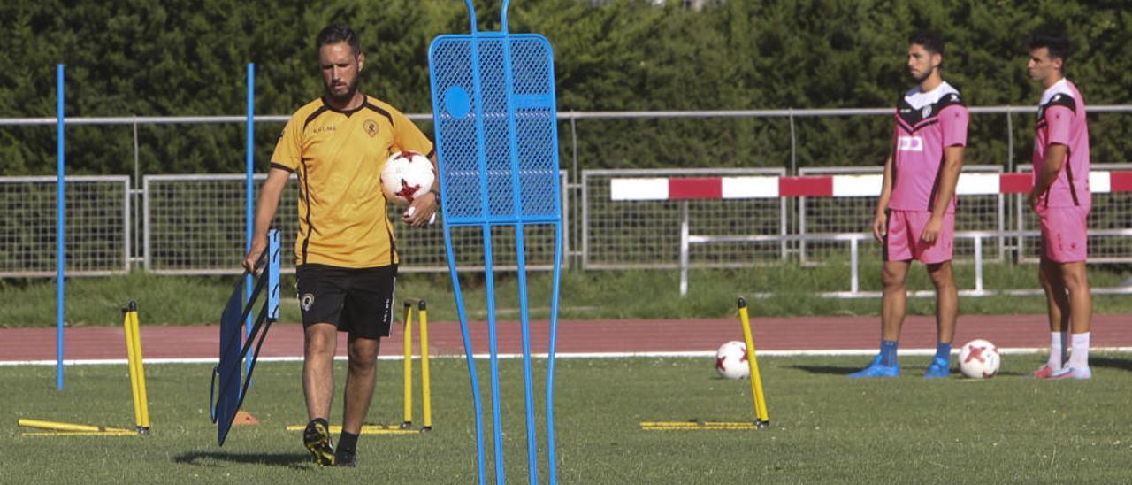 El técnico del Hércules Lluís Planagumà, durante un entrenamiento de la temporada pasada.